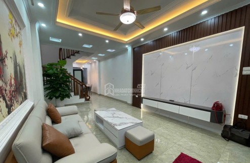 Bán Nhà Hoa Lâm, Việt Hưng Long Biên, 56m2  x 5 tầng, ô tô đỗ cửa, dưới 8,3 tỷ